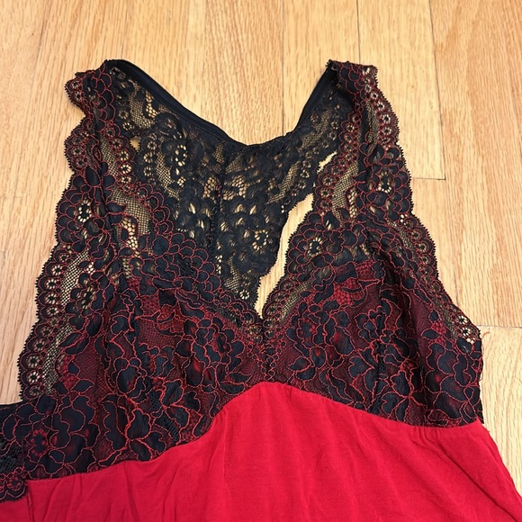 Lace and red nightgown - Picture 2 of 5
